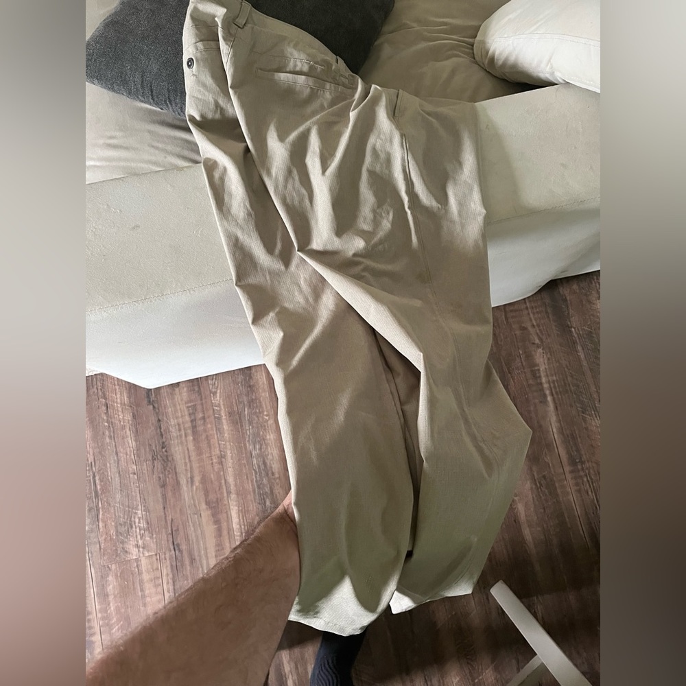 Under armor khaki pants size 34 waist x 32 length